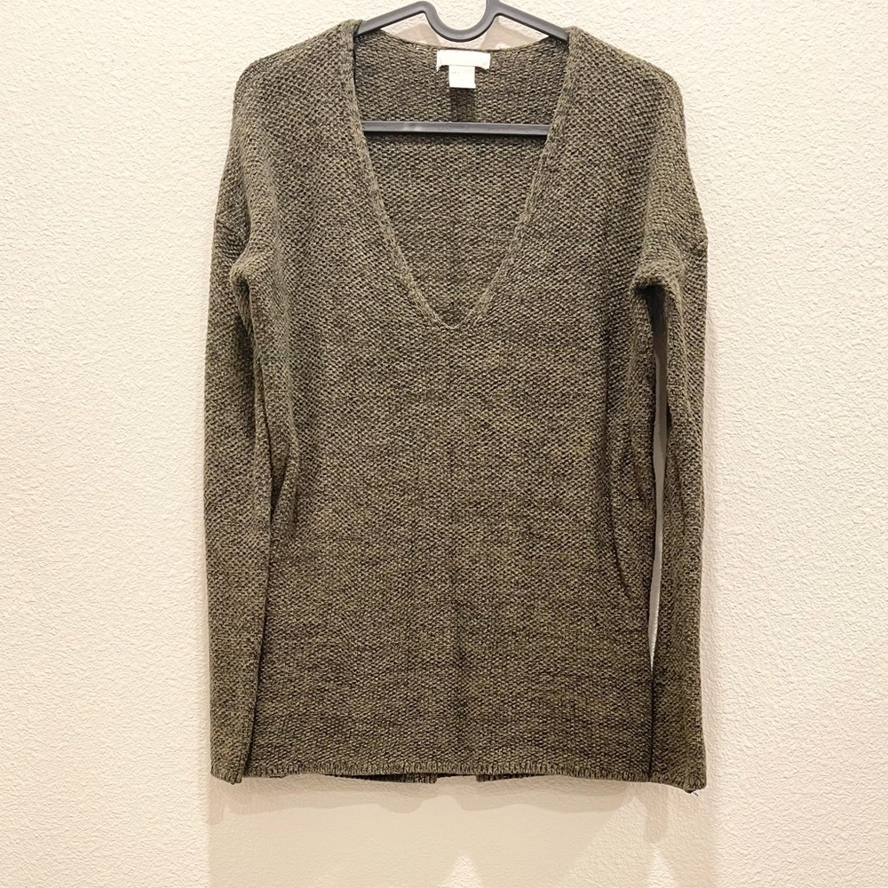 Pre-loved! H&M Concious Green V-neck Loose Knit Sweater!